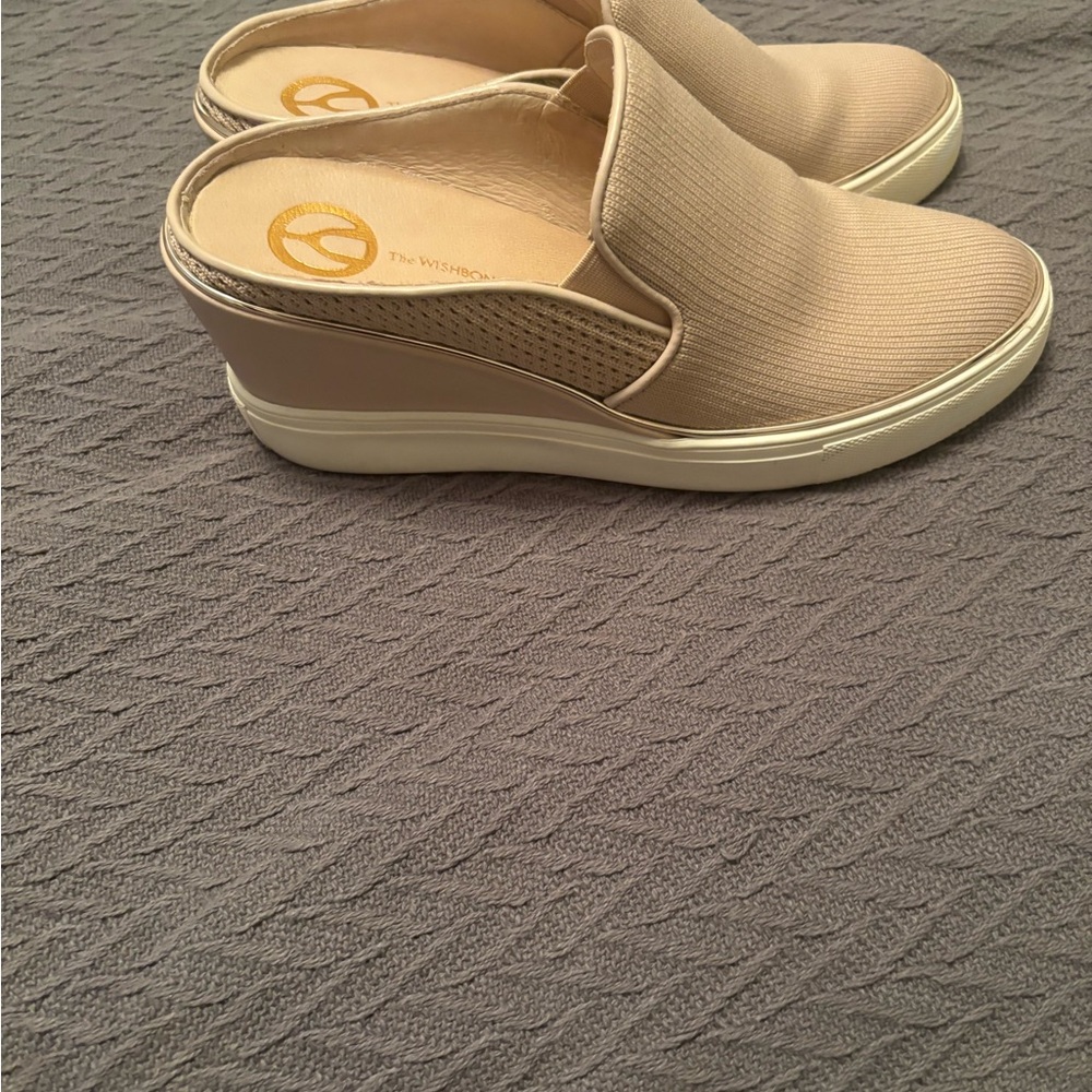 Wishbone Women's Beige Slip-On Mules
